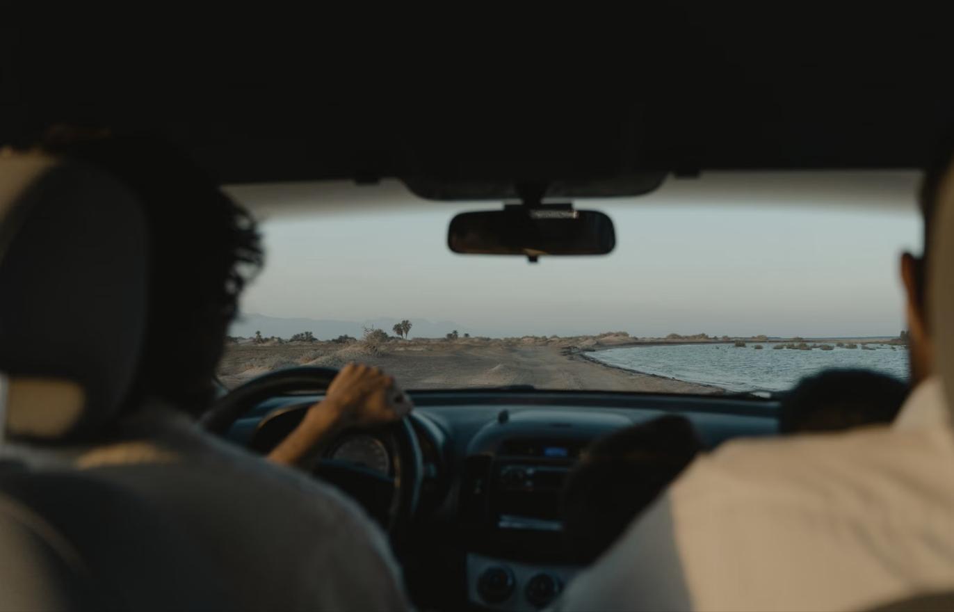 海沿いの道路をドライブする車内からの風景(オーストラリア・ビクトリア州で運転する)