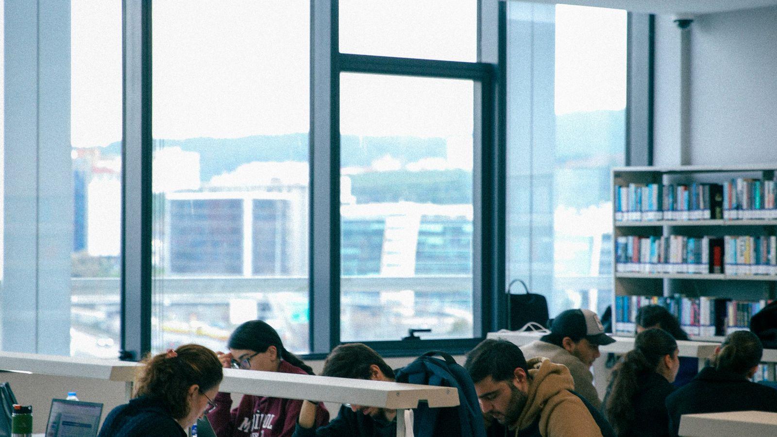 Glen Waverley Secondary Collegeの図書館で学ぶ生徒