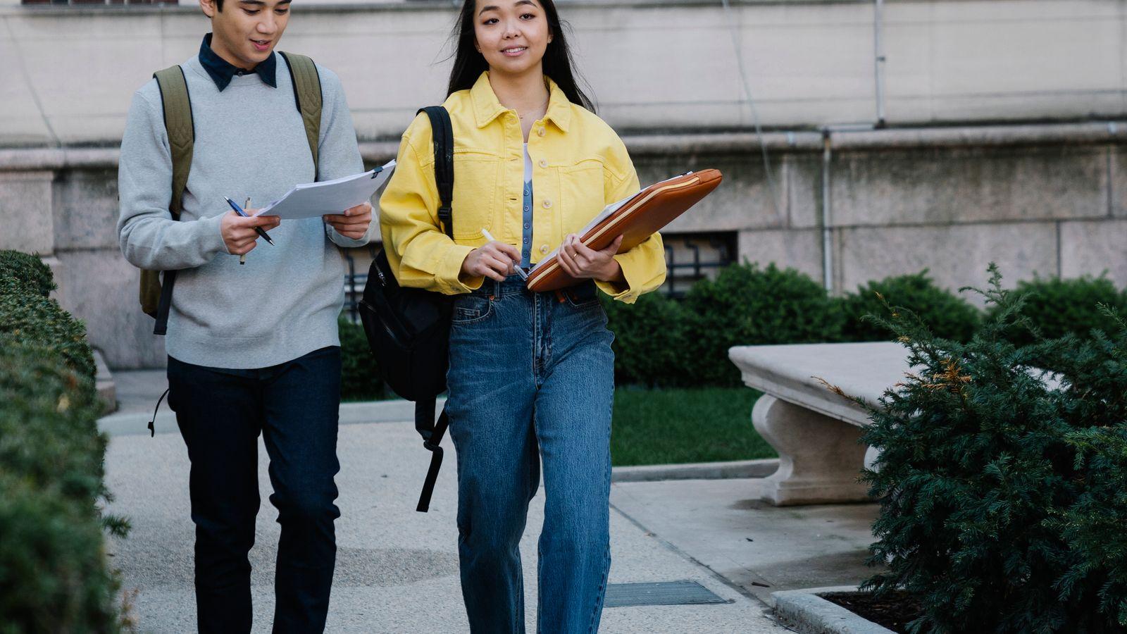 オーストラリアの大学キャンパスで学ぶ留学生