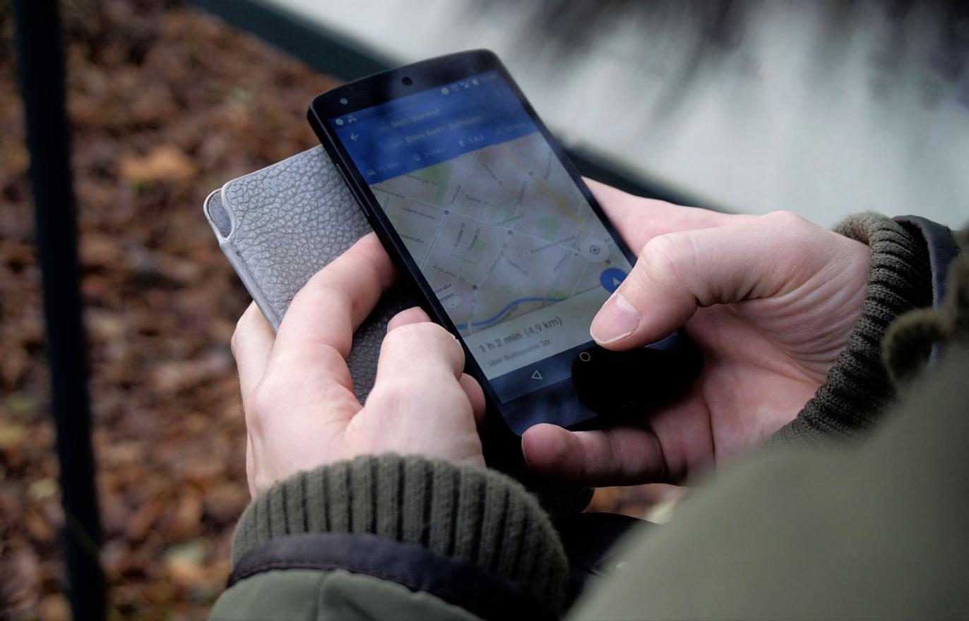 屋外でスマホの地図アプリを見る手元(ワーキングホリデーに必須のアプリ)